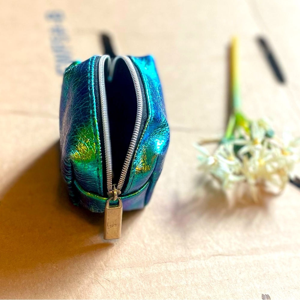 Small iridescent coin purse 💙💜💚

Super cute, perfect for a night out!